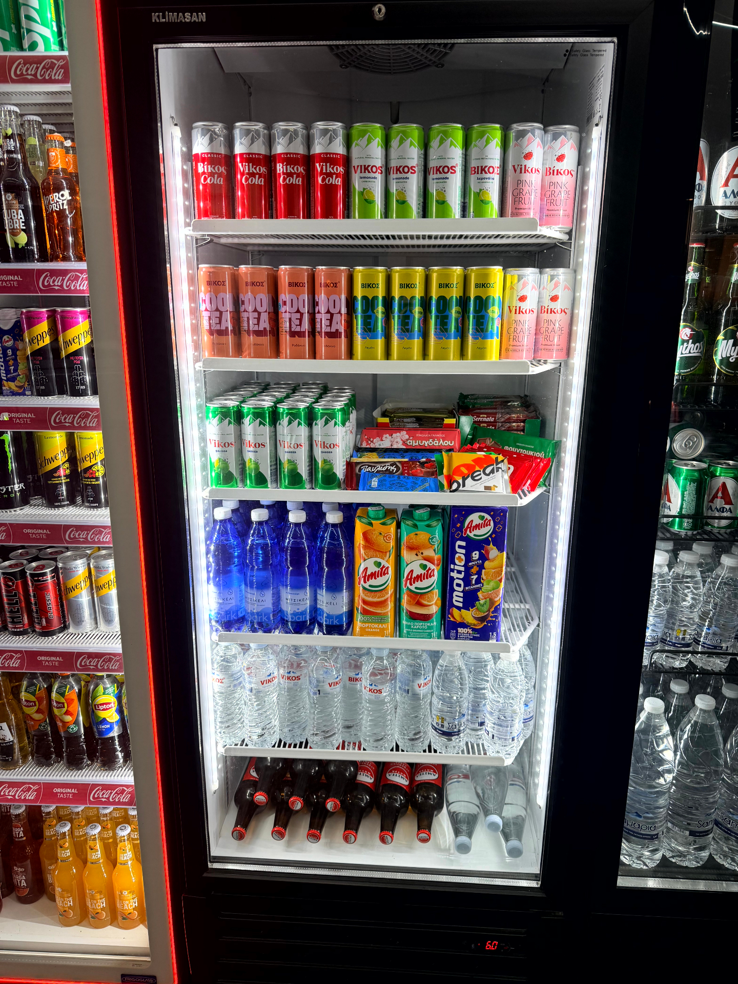 Ψυγείο με αναψυκτικά Vikos Cola, Cool Tea, εμφιαλωμένα νερά και χυμούς Amita